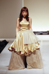 卒業制作で発表したドレス。結婚する妹のためにつくったものでもあり、ゴールドを基調に異素材を組み合わせてゴージャス感を演出した。