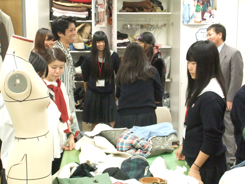 先生方も生徒さんが目指すステキなコーディネートのため、熱心にアドバイスをしました。