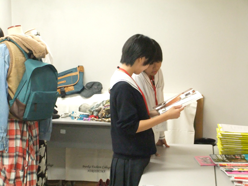 たくさん用意されたファッション雑誌のコーディネートなども参考にしながら、真剣に相談している様子が窺われました。