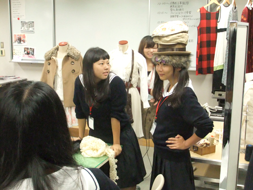 帽子を何段も重ね、新しいコーディネートを考えている様子です。洋服のコーディネート次第ではコレクション的な作品の可能性も開けてくると思います。