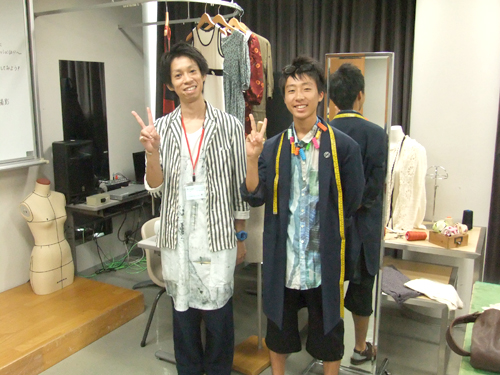 メジャーをアクセントにした個性的なメンズファッションのコーディネートが完成しました。お手伝いした先生とツーショット。