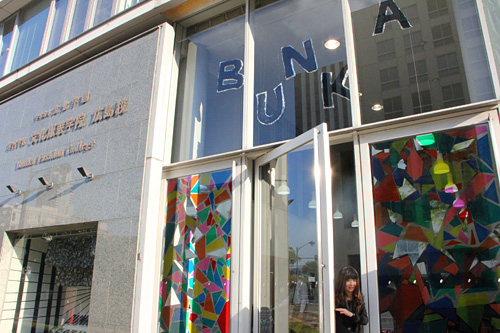 モニュメント委員による玄関