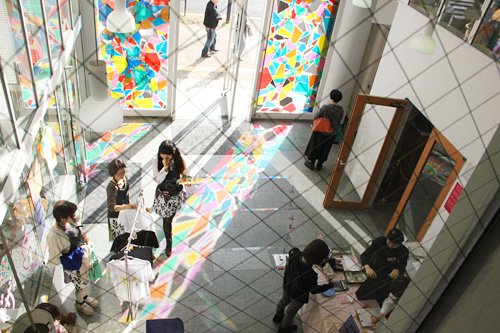 エントランス内のステンドグラスによる光