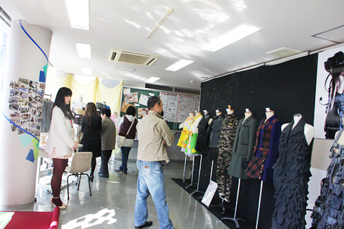 アパレルデザイン科、トータルファッション科のカリキュラム展示会場