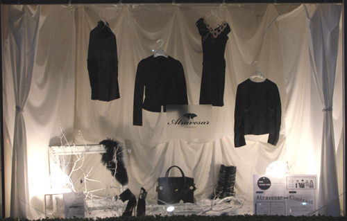 夜は下からのライトアップをして、幻想的な雰囲気を演出。