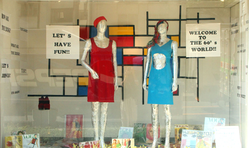 モンドリアンなど60年代をテーマにしたディスプレイ