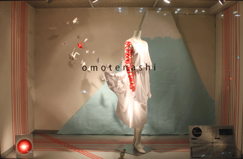 夜になるとより全体の雰囲気が分かりやすく、前の通りを行き交う人の注目を浴びていました。