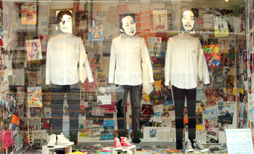 このグループは前期にはウインドウ全面に映画のチラシを貼った独特の演出をするなど、ユニークで一度目にしたら印象に残るようなインパクトのあるディスプレイを作り上げました。