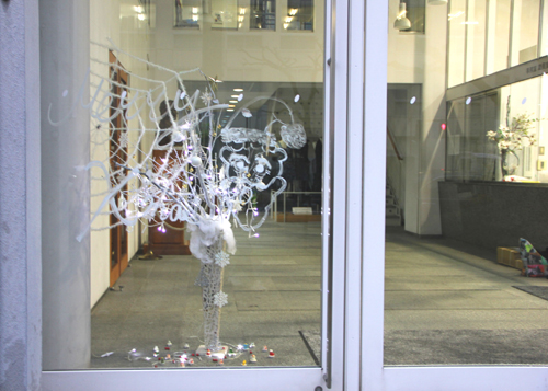 ガラス面にはMerry Christmasの文字とサンタのイラストも入って