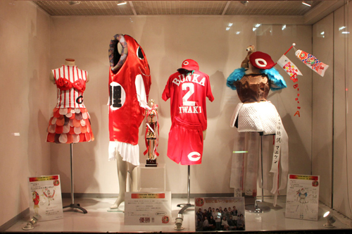 カープの赤を主体に、めで鯛!いえ、めで鯉!