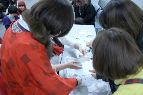 学友会員も開票に必死。