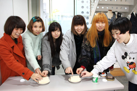 一番に皆で豆腐に針を刺し、より一層の裁縫上達を祈りました。