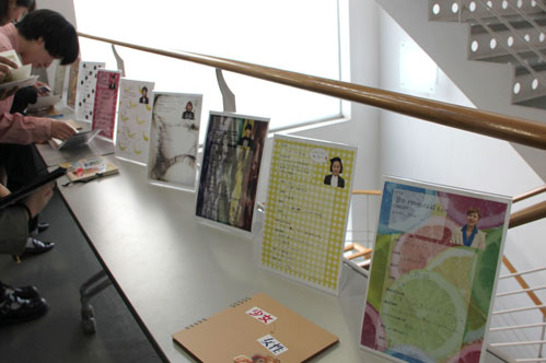 トータルファッション科は会場の外で各自の「スタイリングBOOK」の展示を行いました。