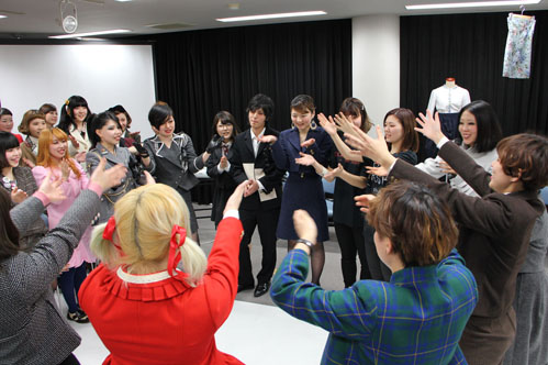 無事に2回のショーを終え、最後は一本締めで締めました。