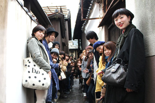 まずは全員で町並みを散策。