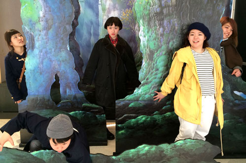 二三さんの描かれた背景の中に入って写真が撮れる場所があり、写真大好きな2年生が我先にと飛び込んでいきました。