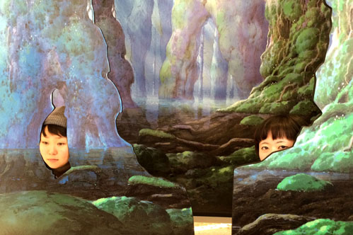 二三さんの描かれた背景の中に入って写真が撮れる場所があり、写真大好きな2年生が我先にと飛び込んでいきました。