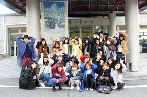 筆の里工房の前で記念撮影