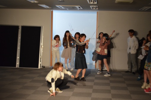 オープニングは2年生による出し物です。