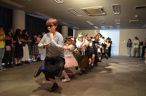 自分達で作った服で１年生をおもてなし！