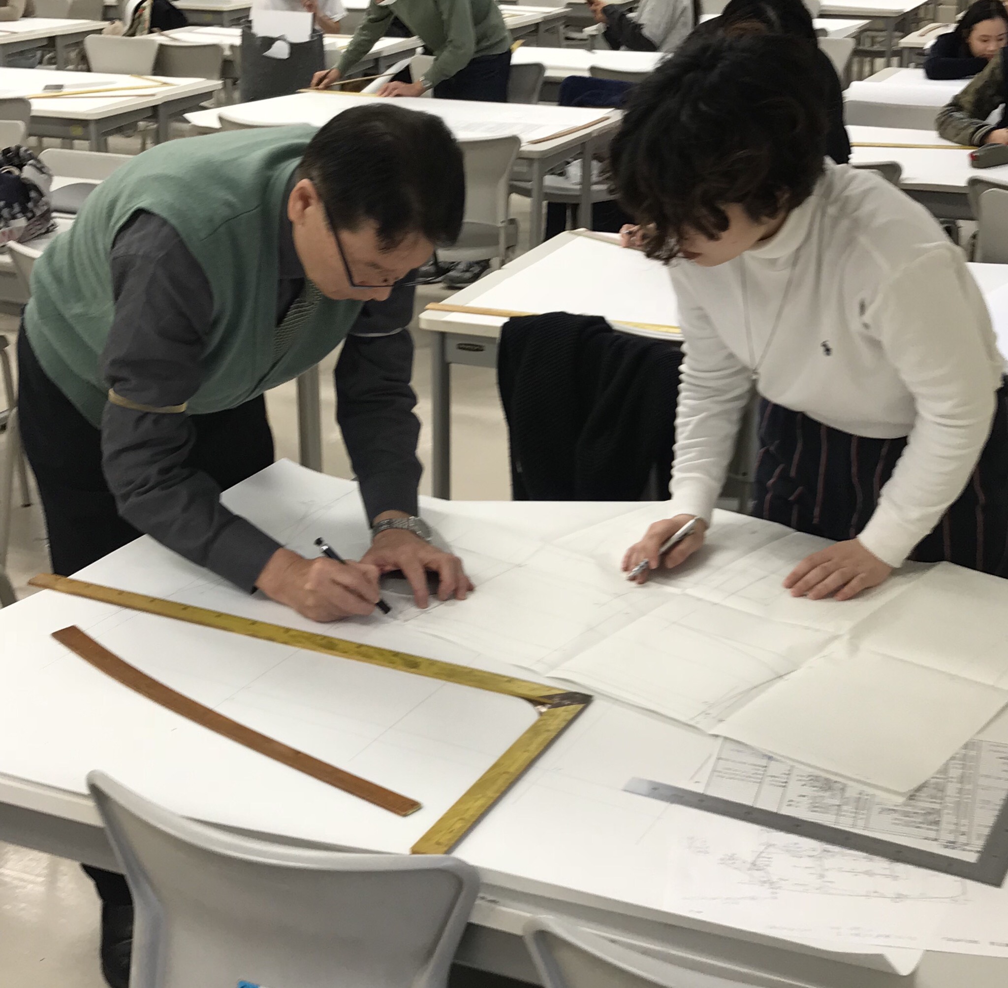 テーラーリング界の重鎮、小川登先生によるパターンデザイン論は好きな授業の一つ。「毎週教えてくださり、とても光栄です」