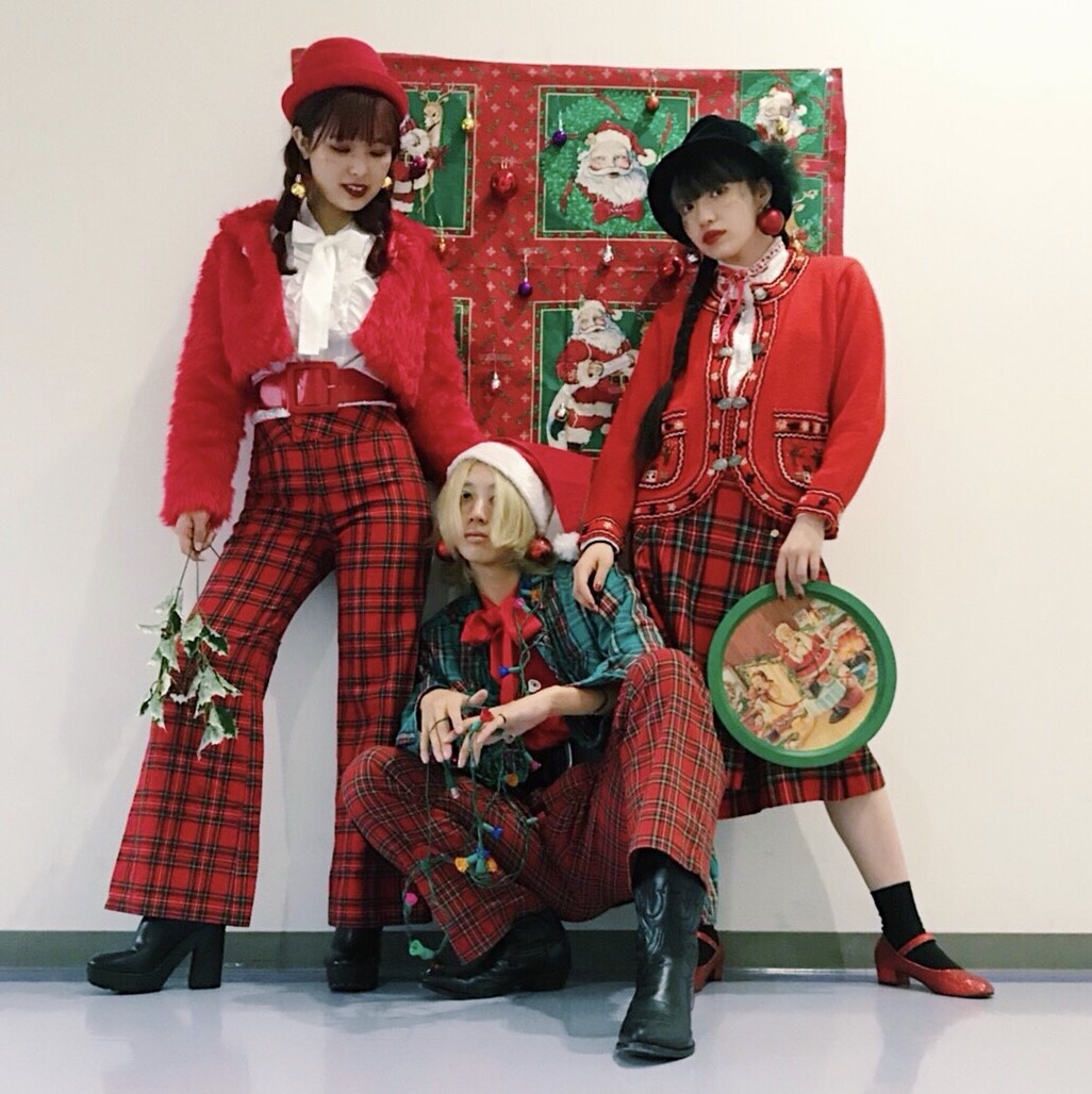 ファッションコーディネートの授業で手がけたイメージビジュアル。「Let’ s Christmasをテーマに、3人の服装を考えました」