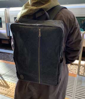 ノートパソコンがきれいに入るスクエア型のバックパックは、TAKEYARI CANVAS。通学バッグとして愛用中。