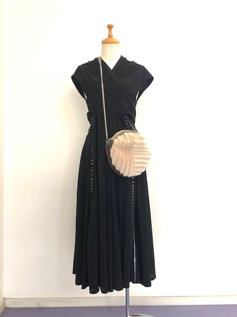 フォーマルをテーマに制作したドレス。「ヴィオネをイメージし、ドレープと刺繍の要素を取り入れたのがポイント。スタイリングに合わせて毛皮のバッグもつくりました」