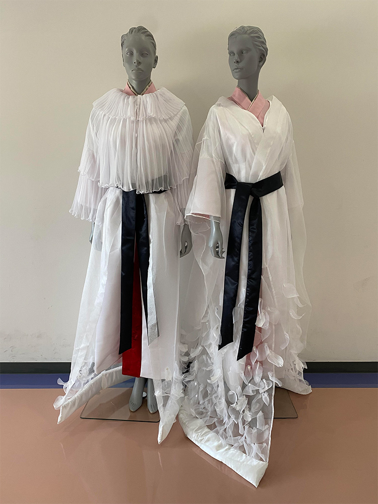 卒業制作作品。「歌舞伎座で観た坂東玉三郎さんによる『鷺娘』に感動し、その衣装を着想源に和洋折衷のデザインを考えました」