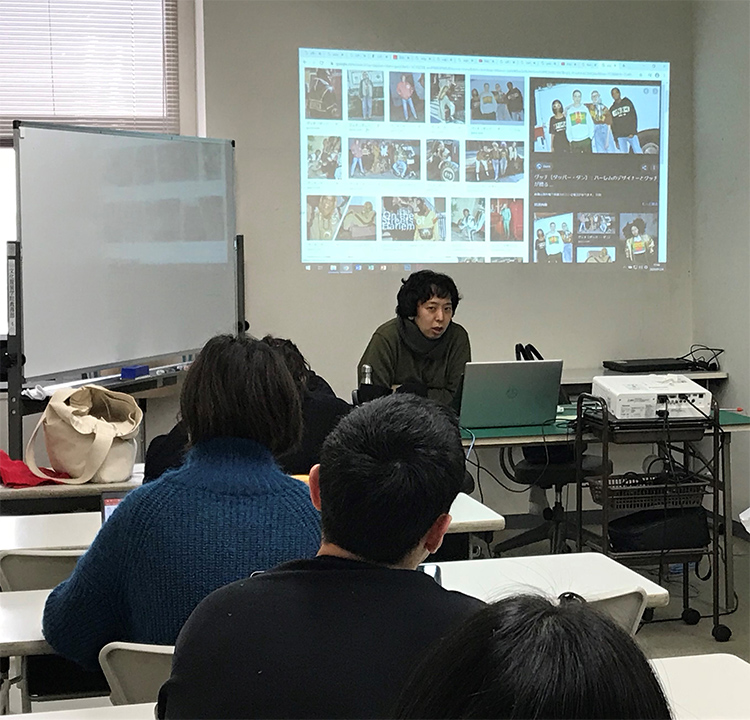 現代社会とファッションの授業風景。「政治とファッション、どちらにも詳しい五野井郁夫先の話にいつも魅了されています」