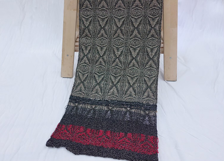 2年次の後期に、約半年間かけて制作した“織り”の課題。きれいに編地を出すためには計算が必要ですが、慣れてくるとだんだん楽しくなってきます。