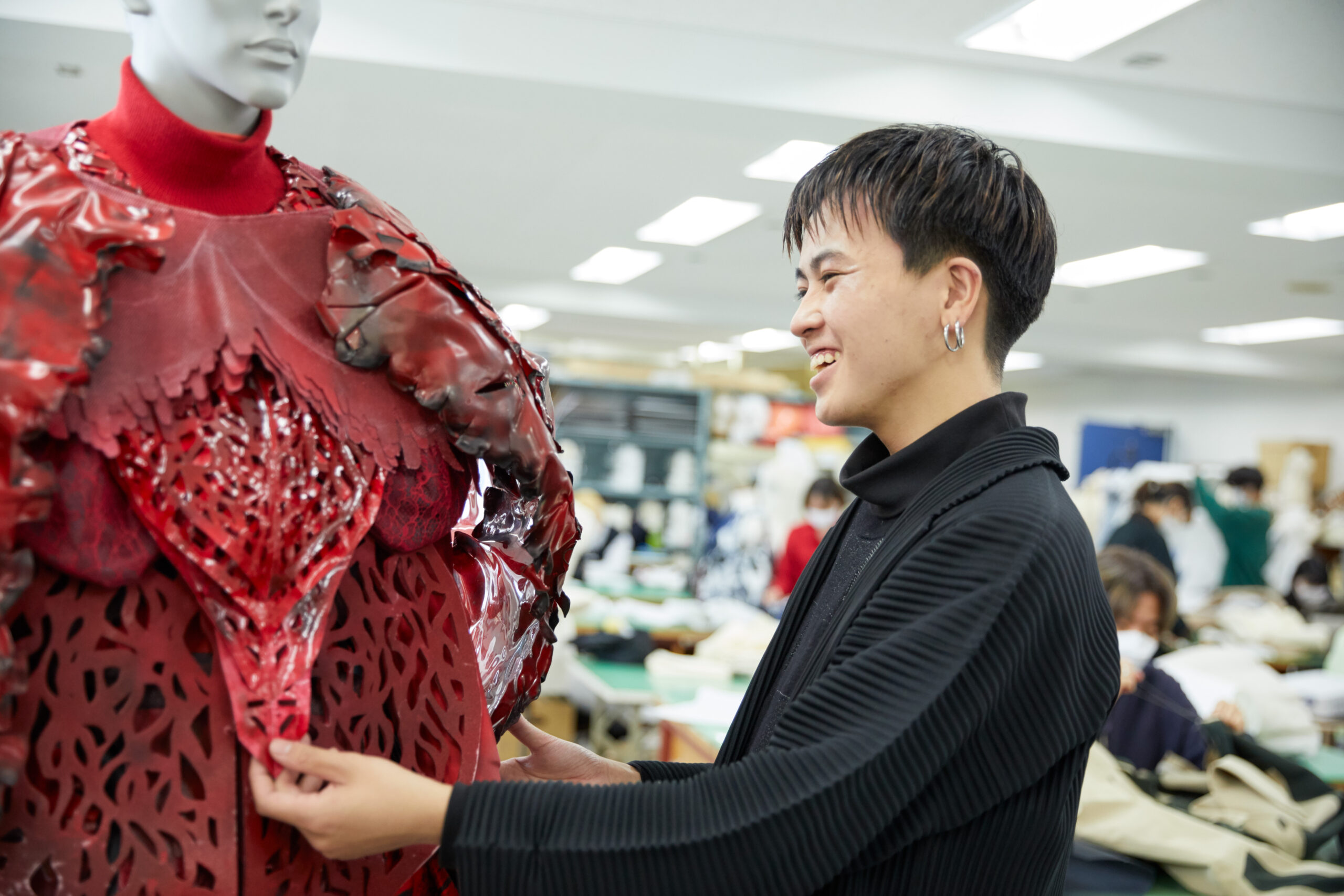 衣装デザイナー・制作になるには？舞台・アイドル・ウェディング衣装の制作現場と必要なスキル