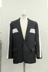 白のネット素材をアクセントにしたスポーティなジャケットは、2年次のアパレルデザイン科にいた時の課題作品。