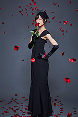 倉林さんのポートフォリオからお気に入りをピックアップ。それぞれ服装やシチュエーションに合わせて様々な動きをしている。黒のドレスに赤いバラを合わせたカットは、自らプロデュースしたという卒業制作作品。オードリー・ヘップバーンがイメージだそう。